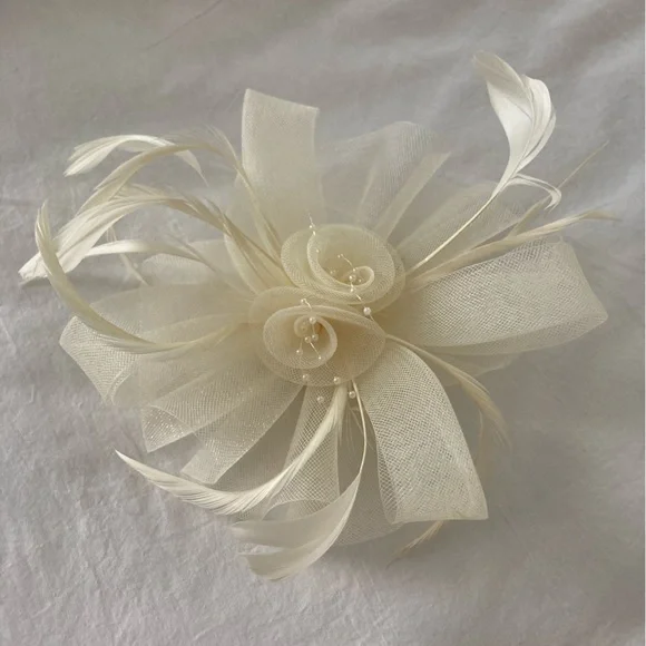 SOHO Bridal Fascinator Headpiece Off White - Picture 3 of 4